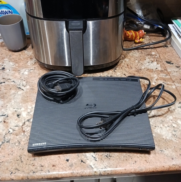 Samsung BD-J5100/ZA Blu-ray & DVD Player w/HDMI cable. No Remote ( Works!) - Picture 1 of 11